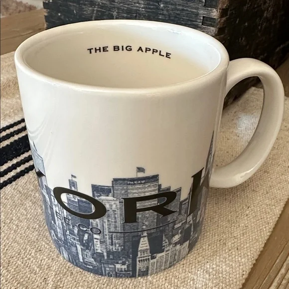 2005 Starbucks Skyline Series New York Mug